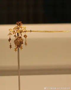 @三槐明澈-UCL考古研究所
明代金器特展
法国国立亚洲艺术博物馆
西安曲江艺术博物馆合作举办
虽然一些文物有争议
但是介绍展陈在海外做成这样也算难得了

或壁纸装饰或印刷品形式展示了很多明代画像
如朱佛女，天启帝画像以及明宪宗元宵行乐图
现场反响火爆