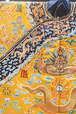 明黄缎绣云龙纹朝袍清乾隆故宫博物院藏-花瓣网