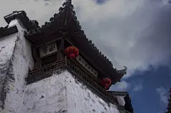  “大夫第”为临街亭阁式建筑，原用于观景，楼额悬有“桃花源里人家。”六个大字”有趣的是，近人多将此楼当作古装戏中姑娘择婿“热抛绣球”所在，现已成为西递村举办此项民俗活动。 