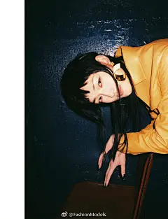 #FashionModels# 《Numero大都市》12月刊邀请日本超模Ai Tominaga#富永爱#出镜时装大片“昨日重现”，这位曾与杜鹃在国际时尚圈齐名的美人，穿行在东京的夜色霓虹间，带你回望往昔时光的惆怅。

摄影：张馨怡 
形象：黄家奇 ​​​​