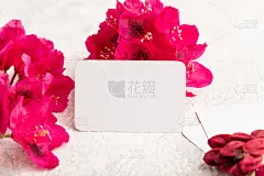 白色的名片，紫色的杜鹃花，灰色的混凝土背景。侧视图，复制空间，模型，模板，春季，夏季极简主义概念。