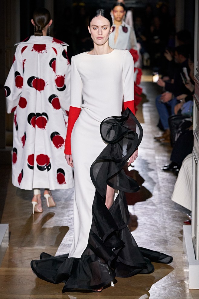 Valentino Spring 202...