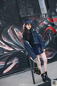 没剪过齐刘海的少女不叫少女，不没长过痘痘的青春不叫青春。牛仔背带配高跟，卡通T恤搭红唇，17岁@歐陽娜娜Nana 效仿大人模样，却演绎出最好年纪满溢的天真和小小的性感。高清街拍大片一上线，换手机屏保的时候就到了。@歐陽娜娜Nana工作室 @娜鐵全粉絲之家  ​​​#香蕉街拍高清大片# ​​​ ​​​​...展开全文c