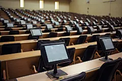 现代教室课桌椅场景摄影图