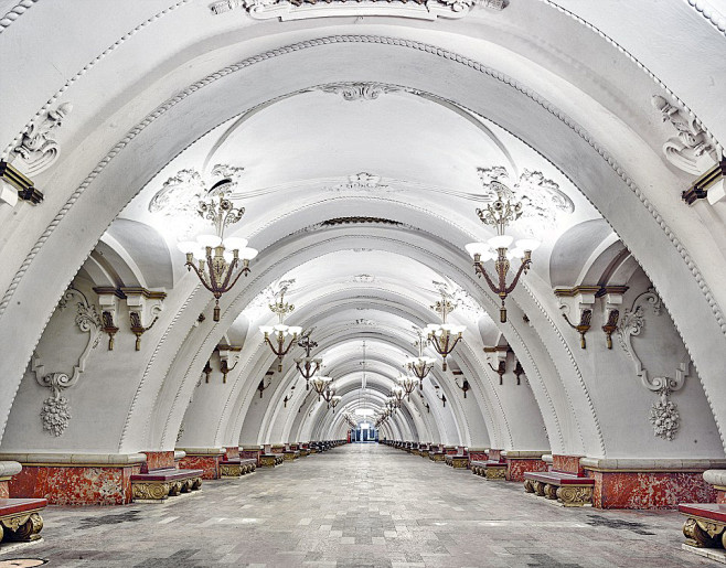 莫斯科地铁站：富丽堂皇如宫殿