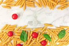 通心粉，圣女果，罗勒叶