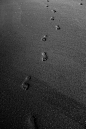 免费 沙滩上的足迹的灰度照片 素材图片
