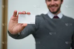主管出示空名片