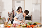 厨房,人,休闲装,饮食,室内_98471728_Couple having fun while cooking_创意图片_Getty Images China