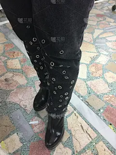 时尚的女性牛仔裤