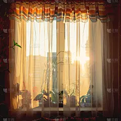 早晨的阳光透过窗帘照进窗户素材-花瓣网