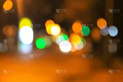 夜景模糊了车灯