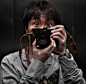 郑中基，你知道基哥的隐藏版身份是摄影师吗？在2010年12月有网友爆料：原来flickr香港的大神Tinyeyes，是郑中基！
Tinyeyes是当年Flickr上最优秀的Leica摄影师之一，与日本大师Tommy Oshima齐名，在摄影风格上也有共同之处，同属Flickr上最擅于使用Leica noct 50/1.0摄影师之列。