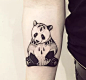 小臂点刺的熊猫纹身