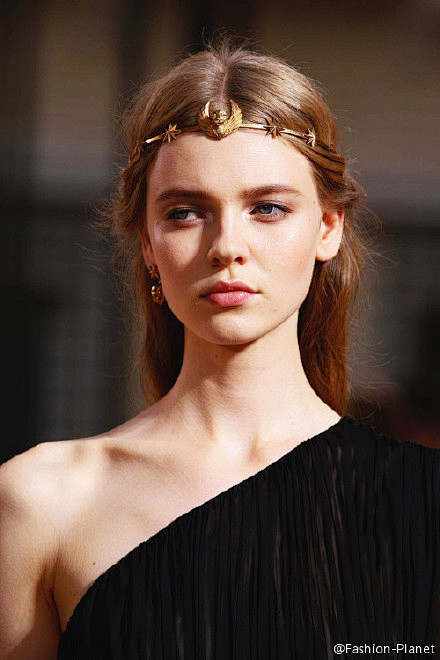 model俄籍麻豆95年生的katyaledneva喜欢她眉宇间脱俗而阴郁的气质