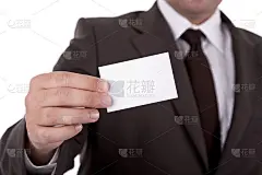 商人展示他的名片，专注于手指和纸。