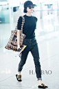 刘诗诗2017年6月北京机场街拍：身着Victor Alfaro罗纹T恤搭配Sergio Rossi平底鞋，挎Chanel包包