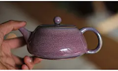 器世界精品钧瓷茶具 白胜利钧瓷作品 #钧瓷茶壶品杯双十一全场六八折#茶道用品 收藏品 石瓢壶久盛不衰，还在于壶型优势。自编顺口溜为：“下大上小梯形身，利于聚热和发茶；压盖阔口桥形钮，方便提拎清茶渣；三足鼎立壶身扁，安稳摆置好端拿；壶面宽广宜书画，喝茶品壶才为雅。