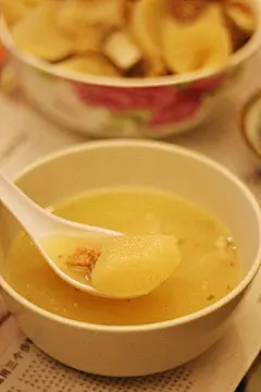 咸猪骨煲白萝卜汤的做法_咸猪骨煲白萝卜汤的家常做法_咸猪骨煲白萝卜汤的做法大全_怎么做_如何做