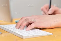 手的平面设计师工作与针和平板