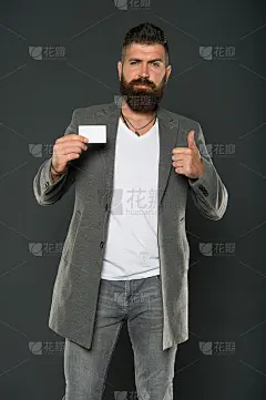 信用贷款。宽松货币政策。非接触式支付。哪张银行卡好办?购物。信用卡自由和信心。留着胡子的嬉皮士手持塑
