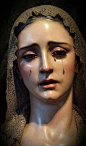 分享一些流泪圣母像局部
圣母流泪是非常经典的天主教雕塑造型，除了这种画了泪珠的圣母像，还有更多普通圣母像突然流出眼泪甚至血泪的“神迹”。
实际上那些雕像的眼眶里被塞进了松香、颜料块之类的物质，遇热或受潮就会融化变成泪滴……虽然听起来很走近科学，但骗骗信徒还挺容易的。

秀场模特的 ​​​​...展开全文c