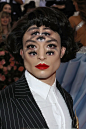 Ezra-Miller-Met-Gala-Makeup-2019.jpg (728×1092)