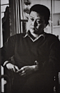 作家 王朔，1993年2月于北京 拍摄王朔一开始很不顺利，王朔不喜欢一上来就被朋友介绍来的人拍照，理想中的状态是两人在酒桌上相识然后成为朋友再拍，在得知肖全也当过海军之后，两人的关系拉近了一大步，从而拍到了照片。