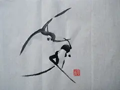 梁文简介:

（梁文，在人类艺术史上第一个提出:随着人类文明的发展和进步，数码相机，电脑，及3D打印机等高科技产品的普及，人类的文字、图画都不再仅仅是以记录事物为主的工具。因此“以画的像不像，写得规范不规范”就不应该成为书画艺术价值主要衡量标准。而“应该以人类内心世界表达的彻不彻底，感情宣泄的彻不彻底，外加创造力”为主要衡量标准。)

梁文:文物鉴定专家、收藏家、艺术家；现为原子空间画廊合约画家、中国诗酒文化协会诗书画院特约画家、美国審美画廊签约画家、美国《文物与艺术》杂志 和《中华艺术》报 副主编、专栏