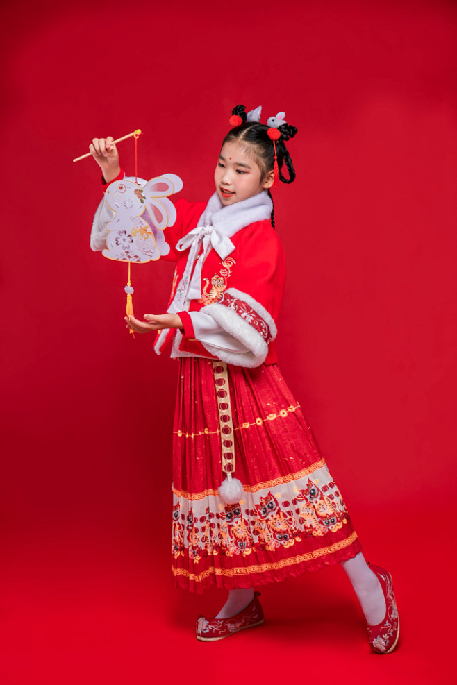 兔年手提灯笼女孩汉服新年人物摄影图片
