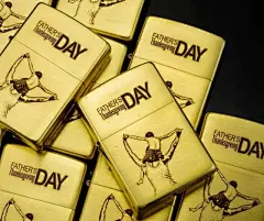 Zippo是世界知名的经典打火机，其历史悠久，设计独特且性能优异。1932 年，美国人乔治·布雷斯代发明的Zippo成功获得美国政府的专利权，盖面与机身间以铰链连接，克服了设计上的困难，在火芯周围加上了专为防风设计的带孔防风墙。每支打火机由于都有着不同的编号，因此在这个世界上，每一只Zippo 打火机都是 唯一的。每一款Zippo也都是一件艺术品，所以很多人会把收集ZIPPO当做爱好。今天小礼君就来推荐几款，供你送爸爸，送兄弟，送男友啦~