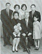 刘若英一岁时所记录下的全家福，没错，那个最小的孩子就是奶茶。