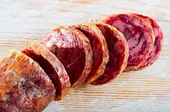 木桌上放着西班牙香肠片