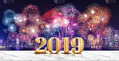 新年快乐2019 (3d渲染)烟花在夜晚的城市景观与空白的白色大理石桌子，横幅模拟模板展示或蒙太奇产
