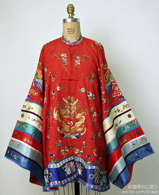 这套真是很漂亮，很华丽，这套衣服还配有凤...