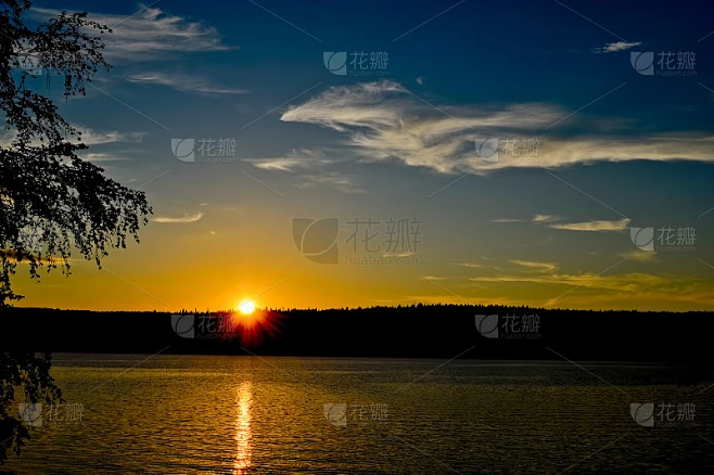 在一个夏天的傍晚，河边的日落与太阳和天空的反射。素材-花瓣网