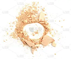 压碎的化妆粉白色背景上孤立