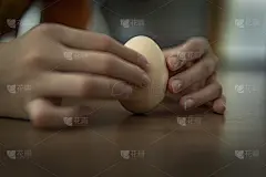 在中国立春的时候，孩子们试着站鸡蛋