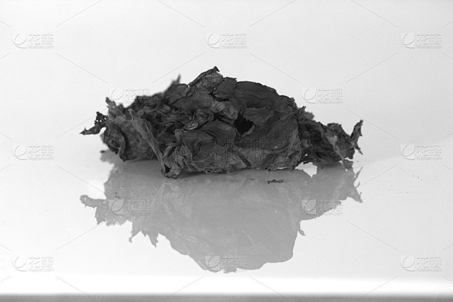 一堆灰烬，烧过的纸在白镜子上