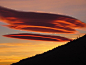 大自然的鬼斧神工 全球十大令人惊艳的奇异云朵-云-旅游频道【荚状云】正如图中所示，西班牙南部山区上空的荚状高积云。荚状云的云块呈豆荚形或椭圆形，盘旋于高空中。

　　在如血夕阳的照射下，云彩像被涂上了一层色彩，宛如粉色UFO。荚状高积云在多山地区会经常出现。由于它们不同寻常的形状，因此它们经常被误认为是UFO。众所周知，云朵可以形成各种各样的形态，变幻出各种形状，有的像动物，有的像物体，惟妙惟肖，令人折服于大自然的鬼斧神工。这里展示了全球十大令人惊艳的奇异云朵，包括：形状如同飞碟的高积云、只持续1-2