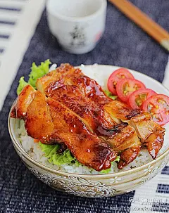 【照烧鸡腿】酱油、高汤、味淋、白糖、蜂蜜与柴鱼汤加入到一个容器中混合均匀，在火上加热5分钟待其冷却制成照烧汁备用;琵琶腿去骨后，将调制好的照烧汁加入腌制20分钟;锅子烧热加入一小勺植物油，将腌制好琵琶腿放入煎锅，小火煎至双面全熟。腌制的酱汁可以再煎制过程中边煎边淋上去.