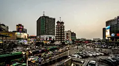 中国郑州-2018年3月25日 从黄昏到夜晚，二七广场与中国郑州的交通