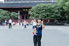 少年宫似乎不太适合你

摄影：洪小漩

出镜：菲比和奶奶

在有孩子之前，我也常去少年宫。主要是贪恋那边的童趣。

不过，我从未办卡消费过。托菲比的福，我办了一张卡，在我虚岁32岁这一年。

我满心欢喜以为菲会兴奋地咯咯直笑。事实上，我失策了。她全程都是一副“陪我妈玩得好累”的样子，多少让我有些受挫。

玩了多个旋转类的游乐设施，我和菲比的奶奶都有些晕乎，几乎快吐了。可是菲比还是一副面无表情的样子。这让我发现，我除了感动自己，简直一无是处。

我和婆婆最后选择了放弃，任由她在少年宫闲庭信步。然后，我们意外