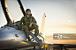 Fighter pilot sitting on side of F-16 fighter jet.详情 - 创意图片 - 视觉中国 VCG.COM