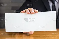 商人手拿白皮书