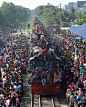 【火车旅行】摄于孟加拉的达卡（Dhaka）。2011年8月30日，在孟加拉首都达卡的机场车站，有数以千计的人民和大量成衣工人准备返乡，回家庆祝开斋节。开斋节是伊斯兰教最重要的节日。 Photograph by Monirul Alam   我喜欢看「国家地理每日精选」 http://dili.bdatu.com/down/ 