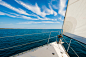 活动,图像,概念,生活方式,自然_168495095_Sailing boat against the blue sky_创意图片_Getty Images China