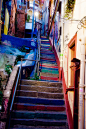 Stairs in Valparaiso, Chile。智利瓦尔帕莱索的彩色楼梯。瓦尔帕莱索，智利文化之都，世界文化遗产。前身是印第安村庄和西班牙殖民地，后成为连接南美洲和欧洲的重要港口。城市中随处可见的涂鸦，据说最初是水手们将运输船上的油漆偷偷卖给当地人，因为每次买到的油漆颜色都不一样，所以瓦尔帕莱索的房子都被刷得五颜六色，后来当地人索性在墙上画画，形成了独特的城市景观。瓦尔帕莱索的涂鸦带着南美特有的奔放和想象力，在一些古老的街区，一边散步一边浏览墙面上不同的涂鸦是一件很有趣的事情。