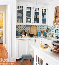 美式厨房，浪漫的所在，光鲜的颜色渲染气氛，象牙白的橱柜竖条形棱角分明，整洁大方，花纹的壁纸营造了一个可爱甜美的小厨房。