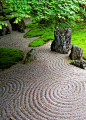 Japanischer Garten mit geharkten Kreisen im Sand. Das sieht nicht nur beruhigend aus, sondern entspannt auch beim erstellen der Kreise.: 